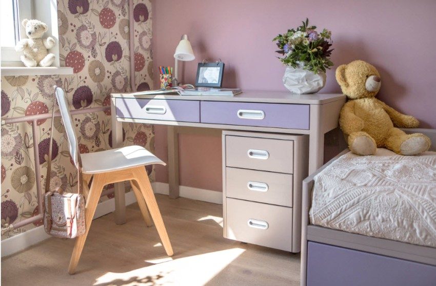 Komfortabel og moderne arbeidsplass for en jente Komfortabel og moderne arbeidsplass for en jente