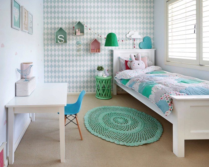 Originale hyller-fuglehus på veggene i rommet Originale hyller-fuglehus på veggene i rommet