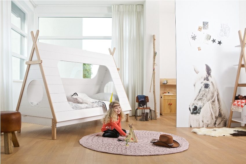 Sonejustering av et jenterom med en bærbar skillevegg Sonejustering av et jenterom med en bærbar skillevegg