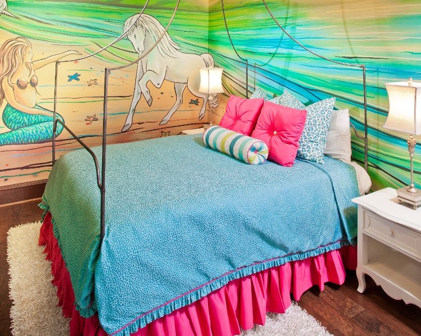 Tegning skapt av flytende tapet på veggene i barnehagen Tegning skapt av flytende tapet på veggene i barnehagen