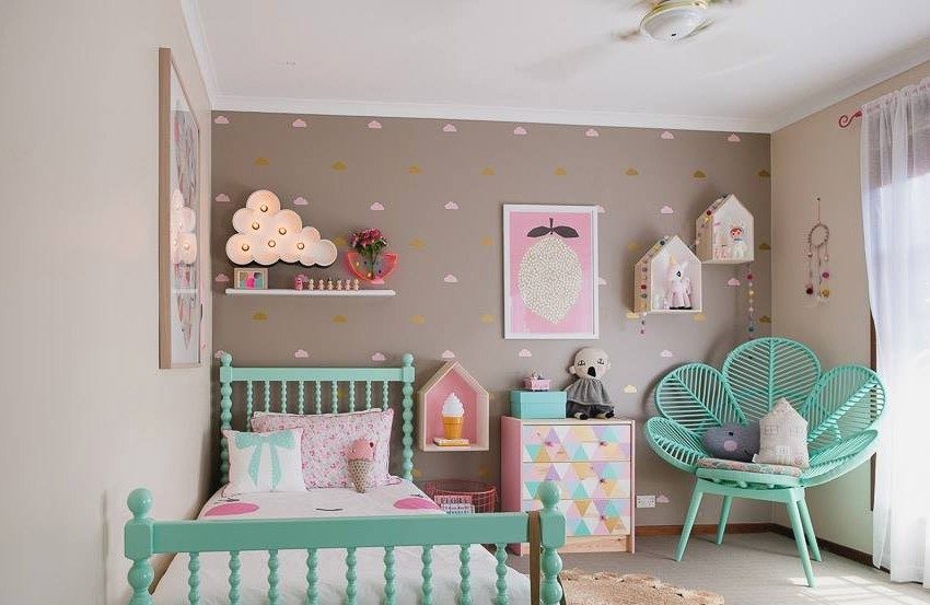 En vakker kombinasjon av grønne møbler og beige veggdekorasjon En vakker kombinasjon av grønne møbler og beige veggdekorasjon