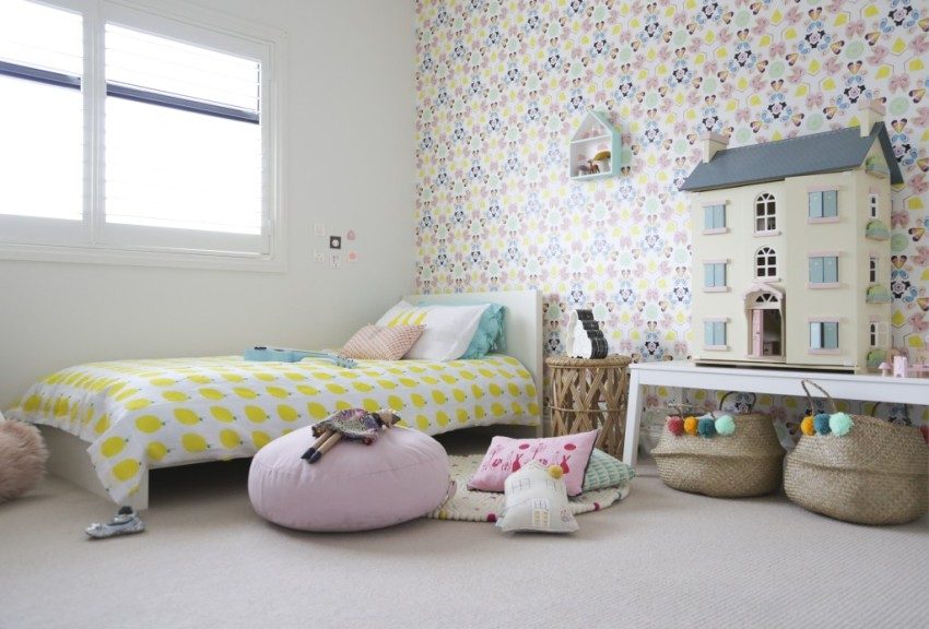 Romslig barnerom der møbler og leker er kompakt plassert Romslig barnerom der møbler og leker er kompakt plassert