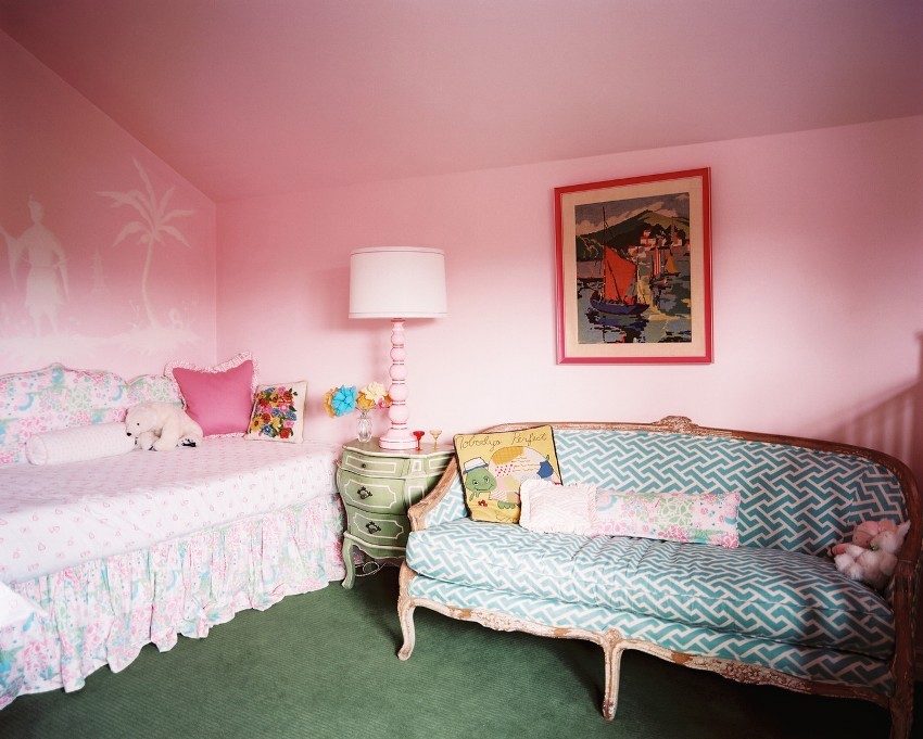 Jenterom med møbler i empirestil Jenterom med møbler i empirestil