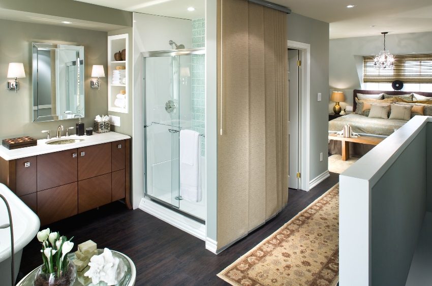 Štvorcový sprchovací kút inštalovaný vo výklenku Štvorcový sprchovací kút inštalovaný vo výklenku