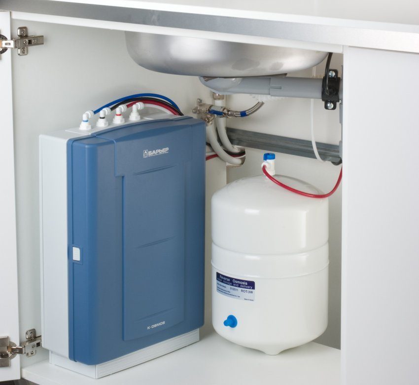 Filterbarriere unter der Spüle installiert Filterbarriere unter der Spüle installiert