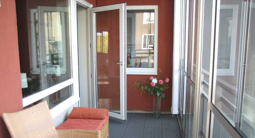 כל מרפסת מודרנית מעוטרת בחלונות עם זיגוג כפול מפלסטיק כיצד להתאים דלת מרפסת מפלסטיק: המלצות בסיסיות