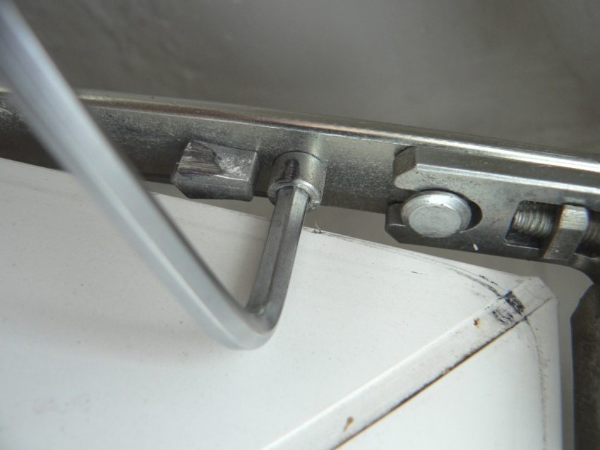 כוונון ציר הדלת בשלושה מישורים (מוצג עם משושים) כוונון ציר הדלת בשלושה מישורים (מוצג עם משושים)