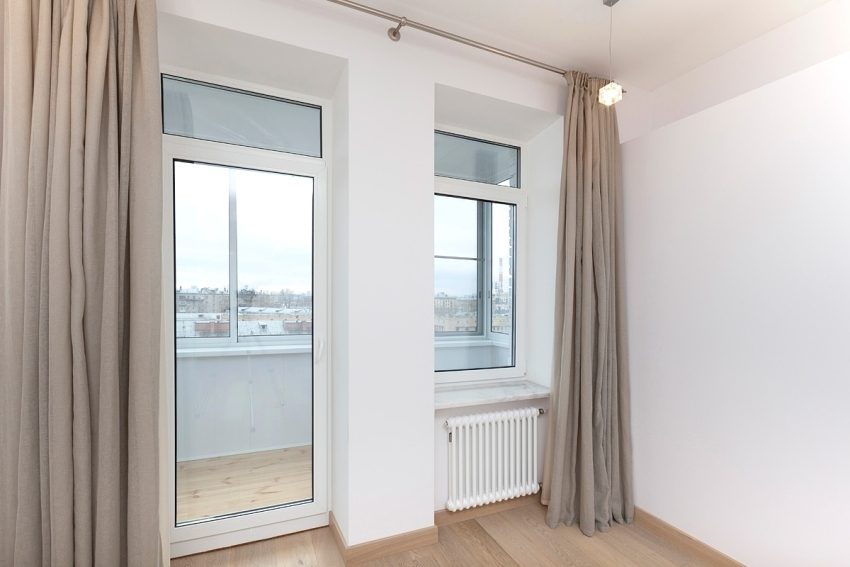 דלת הפלסטיק צריכה להיפתח ולהיסגר בצורה חלקה ללא מאמץ דלת הפלסטיק צריכה להיפתח ולהיסגר בצורה חלקה ללא מאמץ