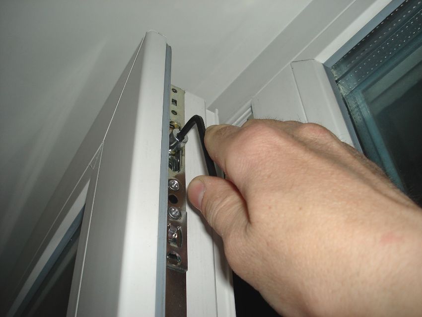 כדי להתאים את עלה הדלת צריך מפתח ברגים כדי להתאים את עלה הדלת צריך מפתח ברגים