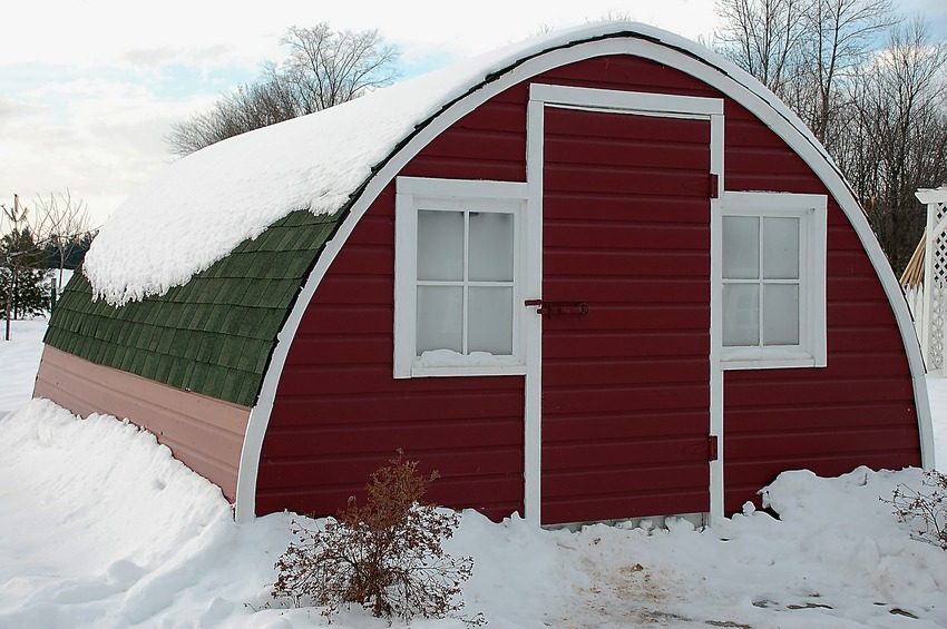 בית עופות מבודד לשמירה על תרנגולות בכל ימות השנה בית עופות מבודד לשמירה על תרנגולות בכל ימות השנה