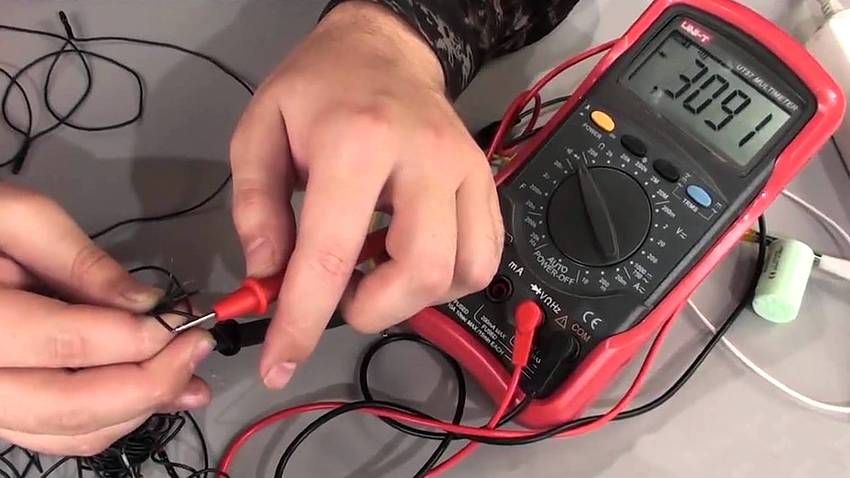 Med en tester - en enhet for å måle elektrisk strøm - kan du enkelt sjekke både en krans på lysdioder og glødelamper Med en tester - en enhet for å måle elektrisk strøm - kan du enkelt sjekke både en krans på lysdioder og glødelamper