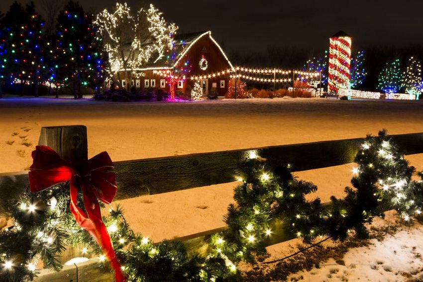 Tregjerdet til et privat hus er dekorert med en DIY 220V LED-krans Tregjerdet til et privat hus er dekorert med en DIY 220V LED-krans