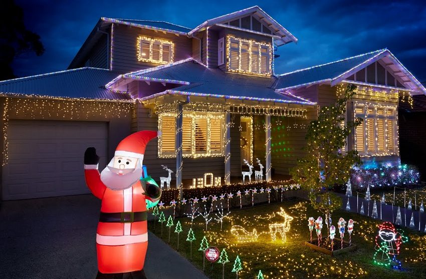 Takene til et privat hus er dekorert med LED frynser for gaten Takene til et privat hus er dekorert med LED frynser for gaten