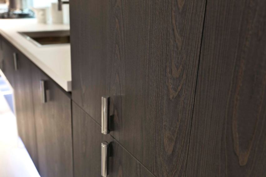 Køkkenets facade er lavet af fugtbestandigt spånplade Køkkenets facade er lavet af fugtbestandigt spånplade