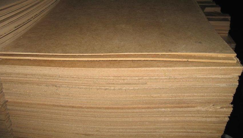 Le prix du panneau de fibres de bois est influencé par la taille et l'épaisseur de la feuille Le prix du panneau de fibres de bois est influencé par la taille et l'épaisseur de la feuille