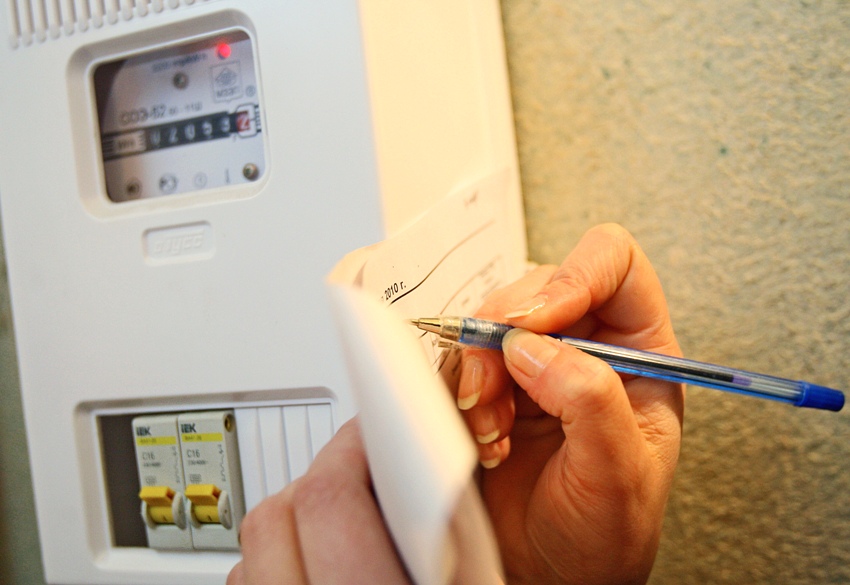 Filling in a receipt for payment of electricity Filling in a receipt for payment of electricity