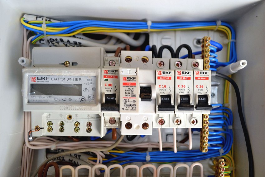 Two-tariff meter in the distribution board Two-tariff meter in the distribution board