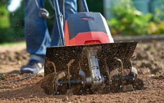 Elektrischer Grubber für eine Sommerresidenz: eine unverzichtbare Gärtnertechnik