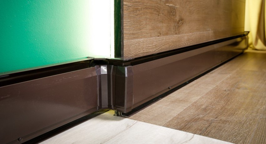 Elektrische warme Fußleiste wird zur Raumheizung verwendet Elektrische warme Fußleiste: Installations- und Betriebsfunktionen