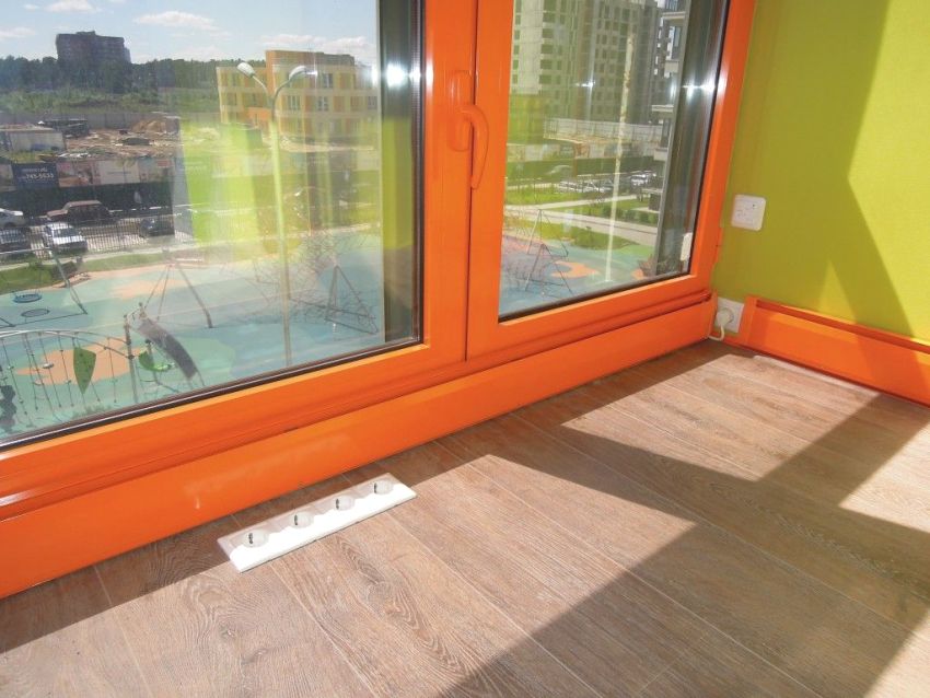 Warme Fußleisten sind eine ideale Lösung für die Installation in einem Raum mit Panoramafenstern Warme Fußleisten sind eine ideale Lösung für die Installation in einem Raum mit Panoramafenstern