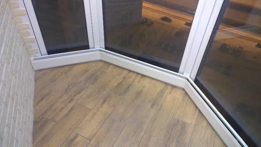 Warme Fußleiste als Heizung auf einer glasierten Loggia Warme Fußleiste als Heizung auf einer glasierten Loggia