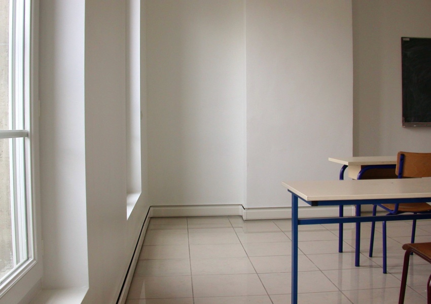 Heizung mit elektrischer warmer Fußleiste im Klassenzimmer Heizung mit elektrischer warmer Fußleiste im Klassenzimmer