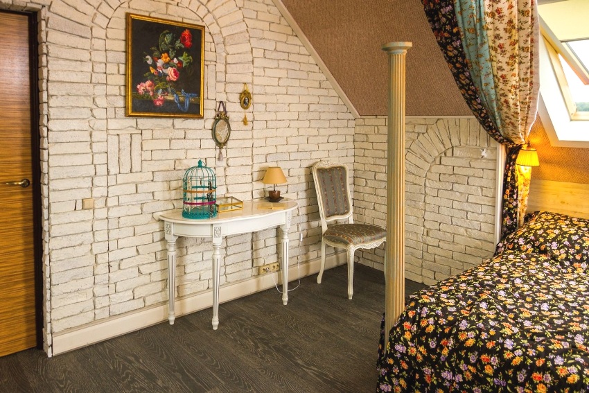 Warme elektrische Fußleiste im Schlafzimmer auf dem Dachboden Warme elektrische Fußleiste im Schlafzimmer auf dem Dachboden