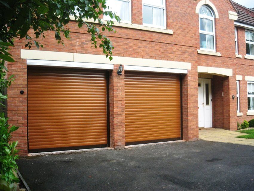 Cửa chớp an toàn trong nhà để xe với hai lối vào Cửa chớp an toàn trong nhà để xe với hai lối vào