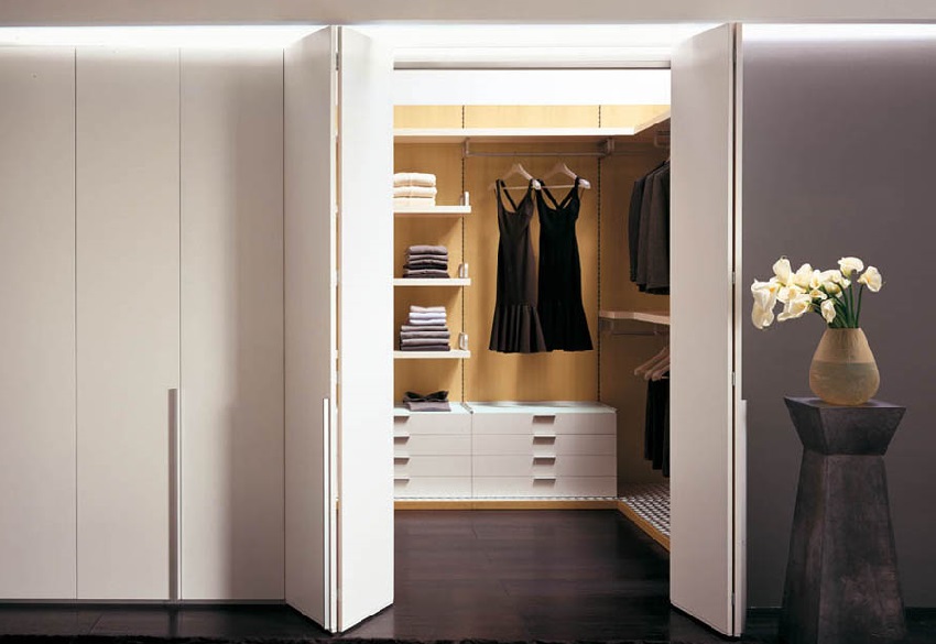 Γκαρνταρόμπα που χωρίζεται από ένα χώρισμα Γκαρνταρόμπα που χωρίζεται από ένα χώρισμα