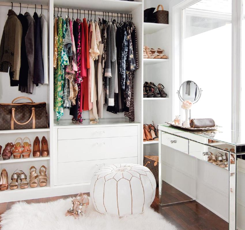 V spálni otvorená šatňa s toaletným stolíkom V spálni otvorená šatňa s toaletným stolíkom