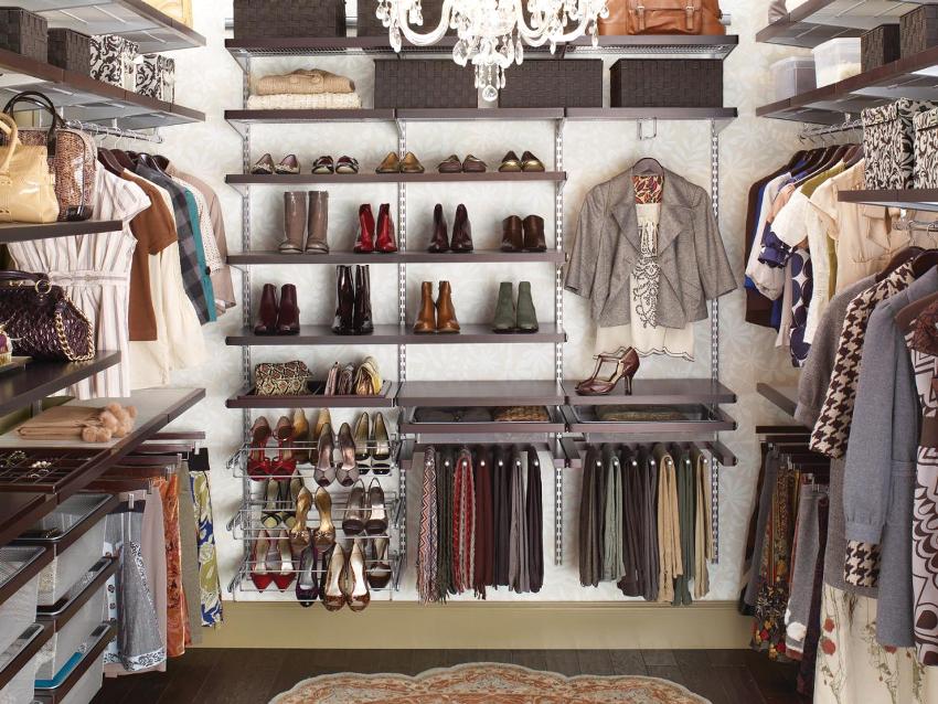 Šatníková skriňa so skladacím mobilným úložným systémom Šatníková skriňa so skladacím mobilným úložným systémom