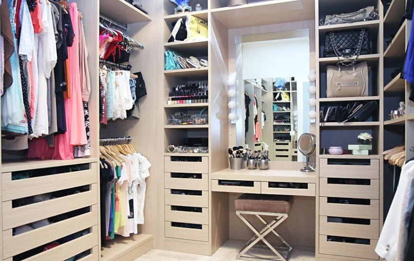 Kompaktný toaletný stolík s osvetlením Kompaktný toaletný stolík s osvetlením