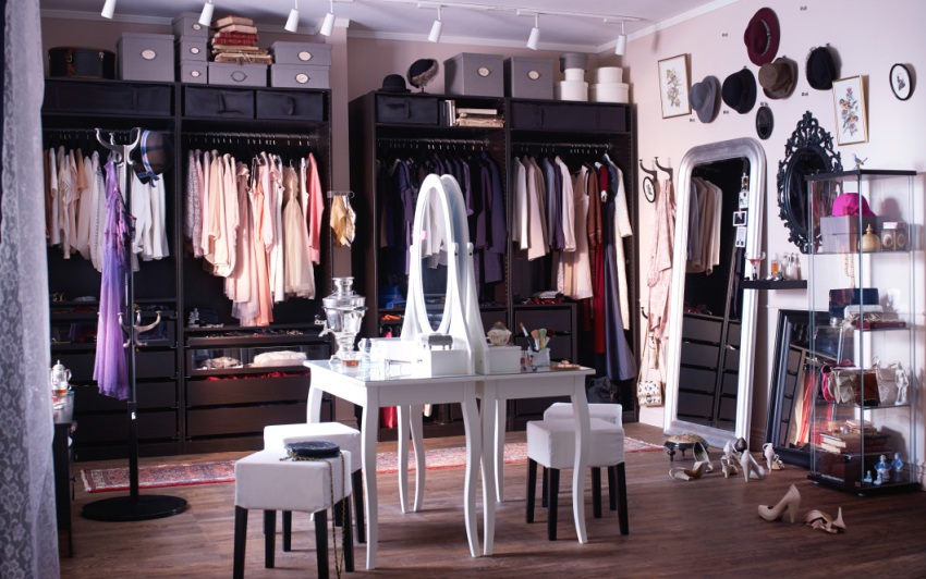 Šatňa s dvoma toaletnými stolíkmi a stoličkami Šatňa s dvoma toaletnými stolíkmi a stoličkami