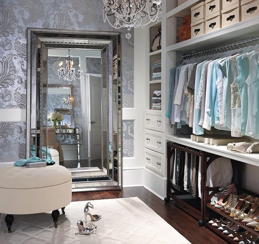 Veľké podlahové zrkadlo a mäkký puf v šatni Veľké podlahové zrkadlo a mäkký puf v šatni