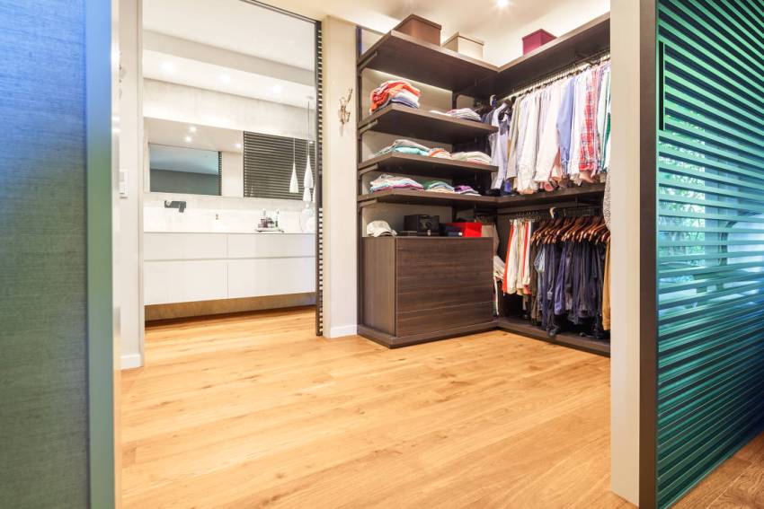 Kompaktná šatňa medzi spálňou a kúpeľňou Kompaktná šatňa medzi spálňou a kúpeľňou