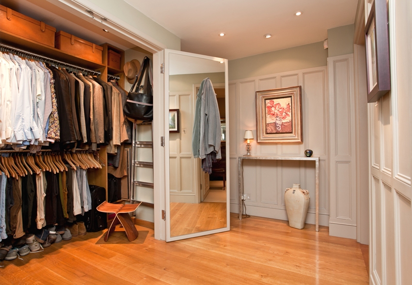 Šatníková skriňa s posuvnými dverami na chodbe Šatníková skriňa s posuvnými dverami na chodbe