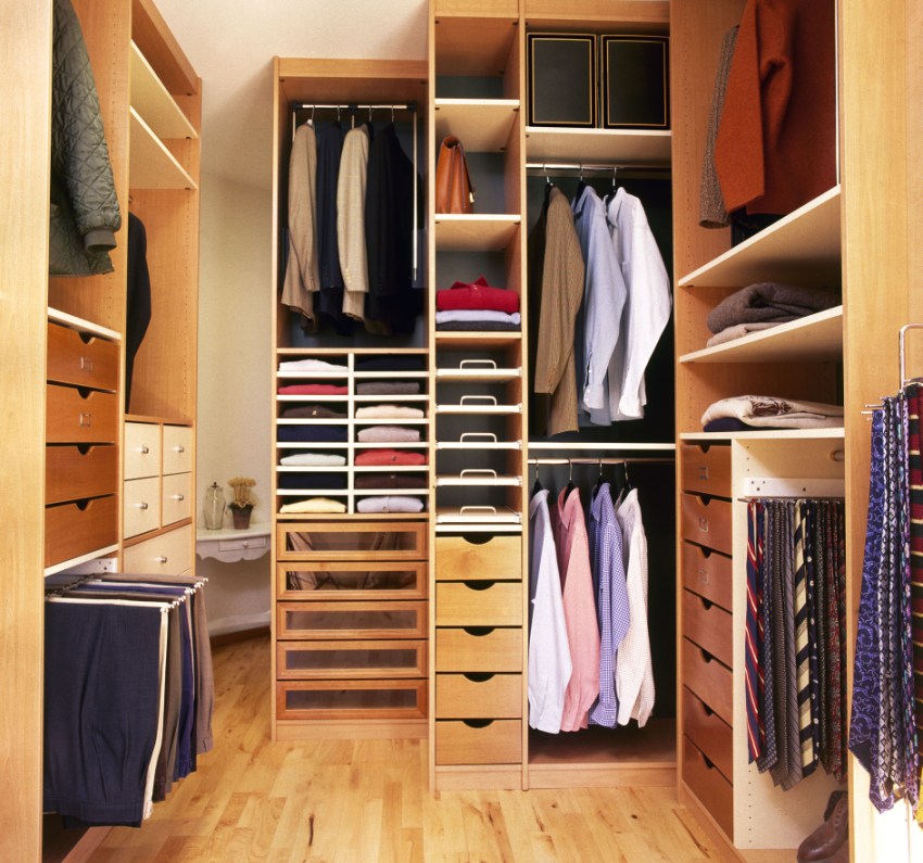 V malých šatniach je potrebné vybaviť zvislé skrinky až po strop V malých šatniach je potrebné vybaviť zvislé skrinky až po strop