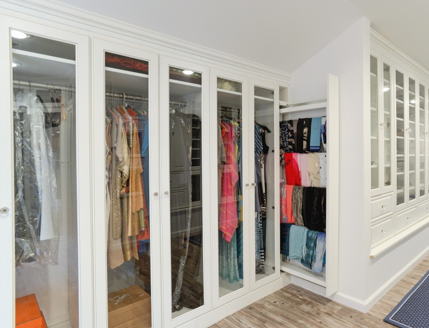 Malá šatníková skriňa so sklenenými priehľadnými dverami Malá šatníková skriňa so sklenenými priehľadnými dverami