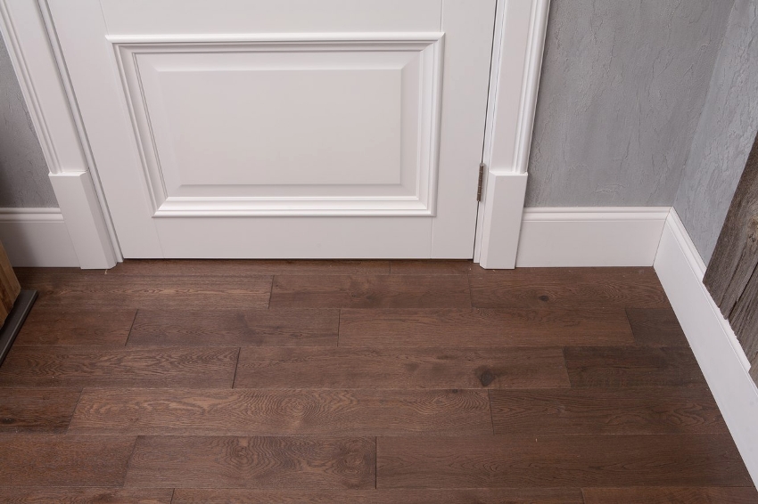 Pent designet panelledd i det indre hjørnet av rommet Pent designet panelledd i det indre hjørnet av rommet