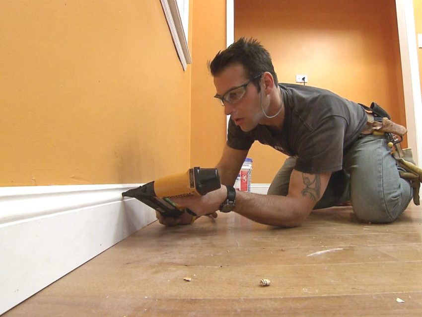 Feste en høy sokkel med selvskruende skruer Feste en høy sokkel med selvskruende skruer