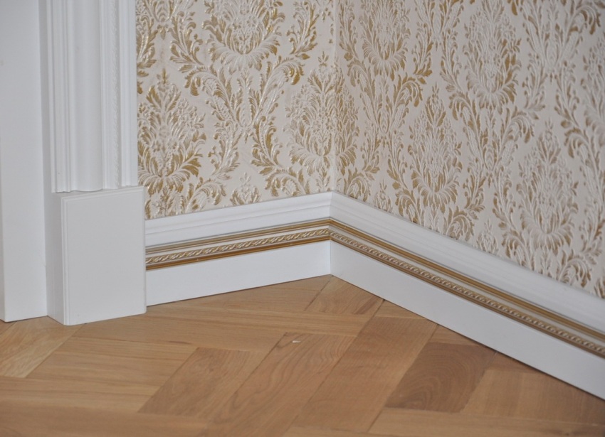 Listerbrettet er malt i to farger - hvitt og gull Listerbrettet er malt i to farger - hvitt og gull