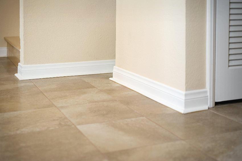 Kombinasjon av polyuretanlist og gulvfliser Kombinasjon av polyuretanlist og gulvfliser