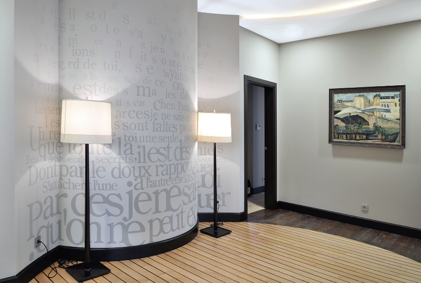 Bruk av mørke gulvlister og dører i interiøret Bruk av mørke gulvlister og dører i interiøret