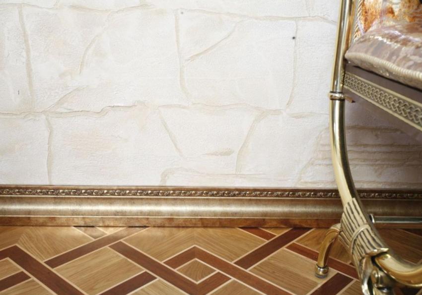 Gull sokkel kontrasterer spektakulært med forgylte møbler Gull sokkel kontrasterer spektakulært med forgylte møbler