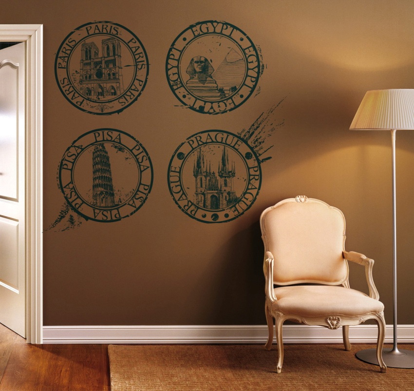 Plint av polyuretan malt for å matche dørbladet Plint av polyuretan malt for å matche dørbladet