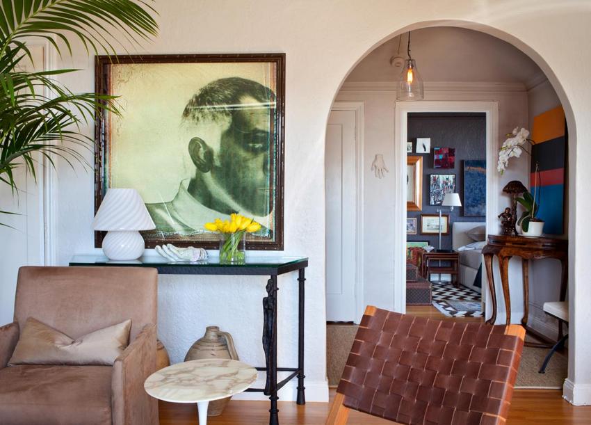 במחיצות העשויות מגבס גבס, המחלקות את הדירה לאזורים שמטרתם שונה, עשויים קשתות - עגולות ומלבניות במחיצות העשויות מגבס גבס, המחלקות את הדירה לאזורים שמטרתם שונה, עשויים קשתות - עגולות ומלבניות