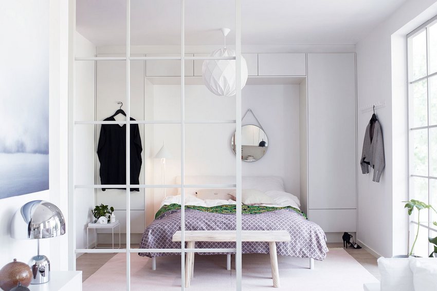 המחיצה עשויה פרופיל מתכת, צבועה בלבן, נראית מסוגננת ואלגנטית המחיצה עשויה פרופיל מתכת, צבועה בלבן, נראית מסוגננת ואלגנטית