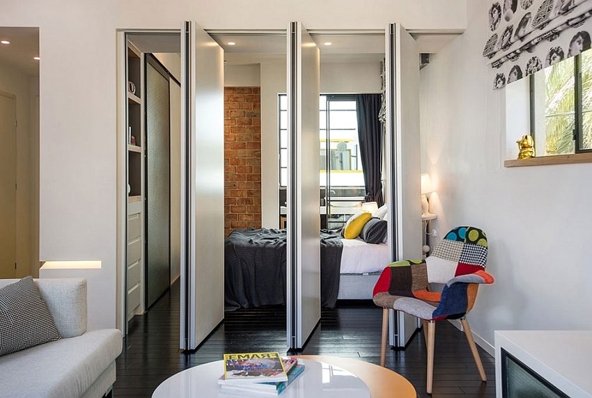 מחיצה מתקפלת מפלסטיק בעיצוב יוצא דופן מפרידה בין מקום השינה לחלל הסלון מחיצה מתקפלת מפלסטיק בעיצוב יוצא דופן מפרידה בין מקום השינה לחלל הסלון