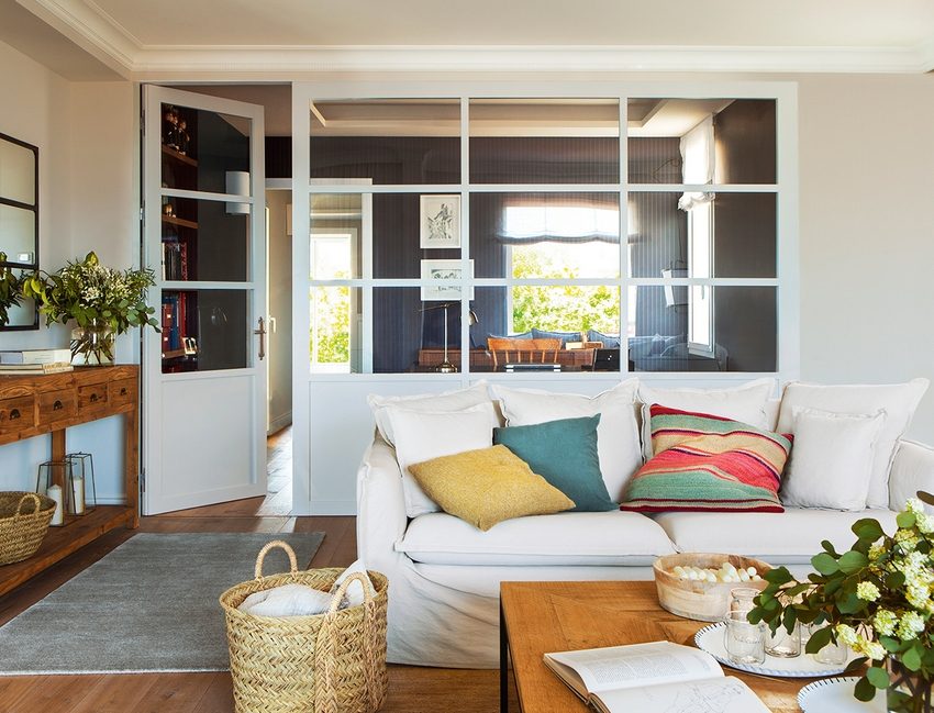 מחיצות זכוכית מחלקות את החדר לאזורים, ואילו אינן עמוסות בחלל מחיצות זכוכית מחלקות את החדר לאזורים, ואילו אינן עמוסות בחלל