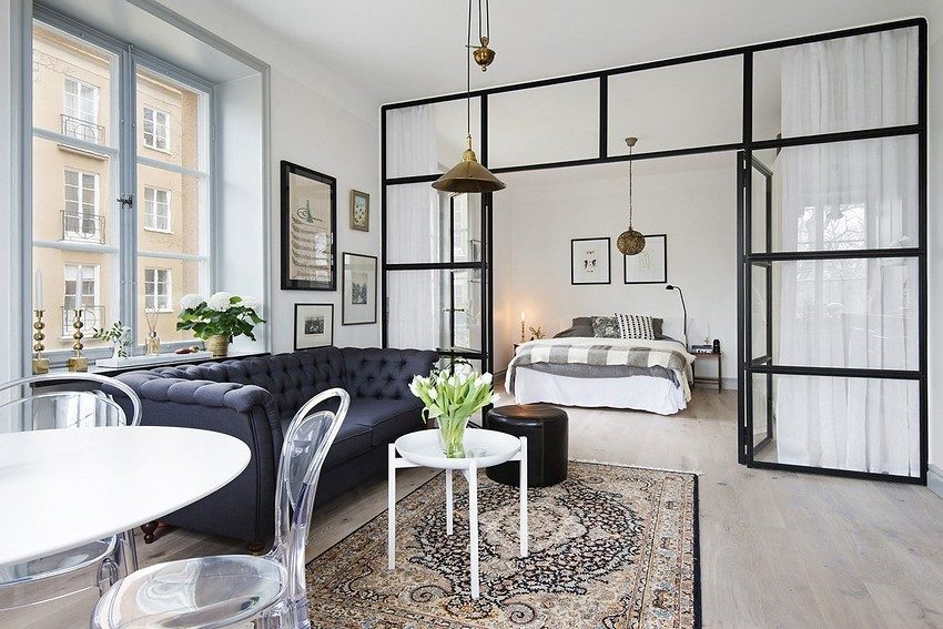 זכוכית ומתכת עובדות היטב יחד כדי ליצור פנים עכשוויות מסוגננות זכוכית ומתכת עובדות היטב יחד כדי ליצור פנים עכשוויות מסוגננות